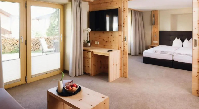 Люкс с видом на сад Hotel Tirol Fiss 4Sterne Superior