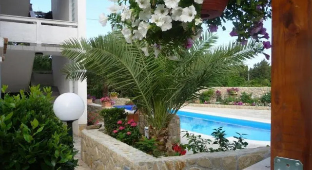 Apartments Angela, Varaa Huoneisto Hotellit Kvarner Islands uima-altaalla, Uima-allas