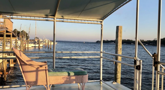 Коттедж с балконом Island Houseboat