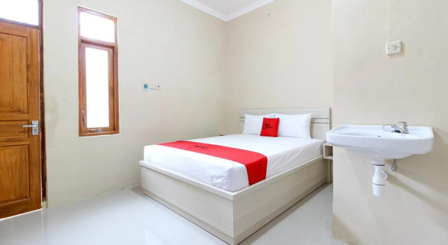 Formerly RedDoorz near Balekambang City Park