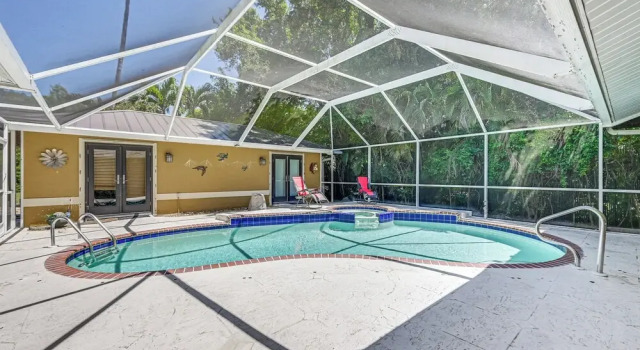 Коттедж Lovely Naples Home: Backyard Oasis w/ Pool!