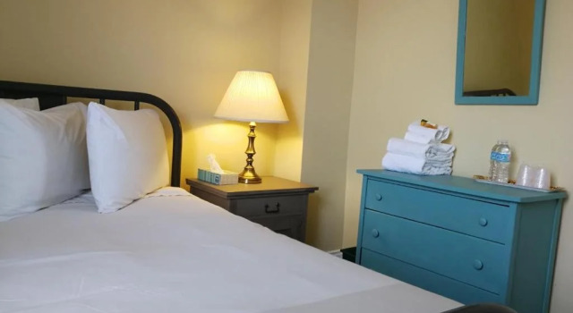 Holiday Country Manor, Varaa Hotelli  
