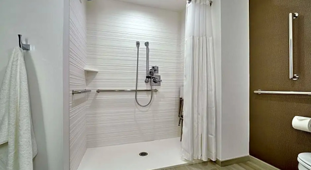 Двухместный люкс клубный c 1 комнатой Hilton Garden Inn Roslyn