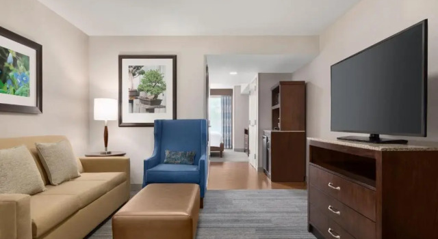 Полулюкс Hilton Garden Inn Stony Brook