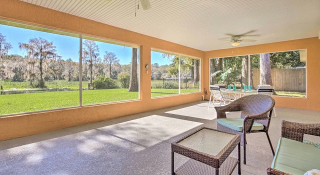 Коттедж Rainbow River Oasis w/ Kayaks + Furnished Sunroom!