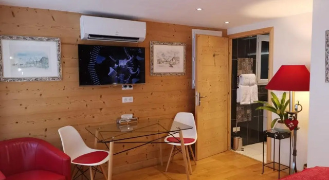 Chalet la Cachette Cyclists Skiers