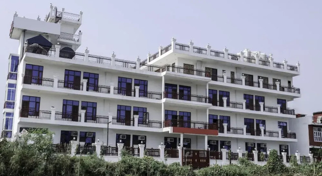 OYO 23018 Hotel Expo Suites