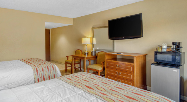 Четырёхместный номер Standard SureStay Plus Hotel by Best Western Reno Airport
