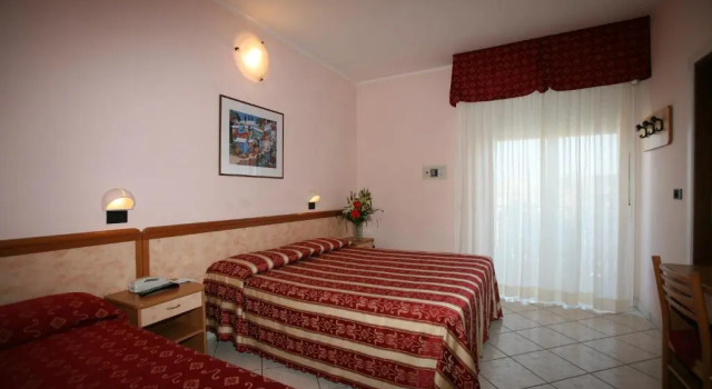 Трёхместный номер Standard Hotel de Paris