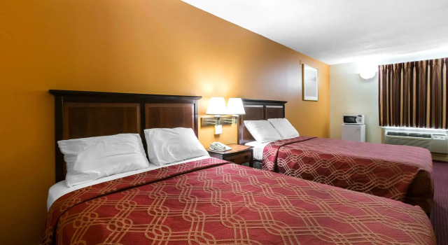 Четырёхместный номер Standard Econo Lodge At Six Flags