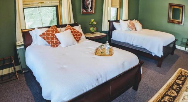 Четырёхместный номер Deluxe Sherman Inn