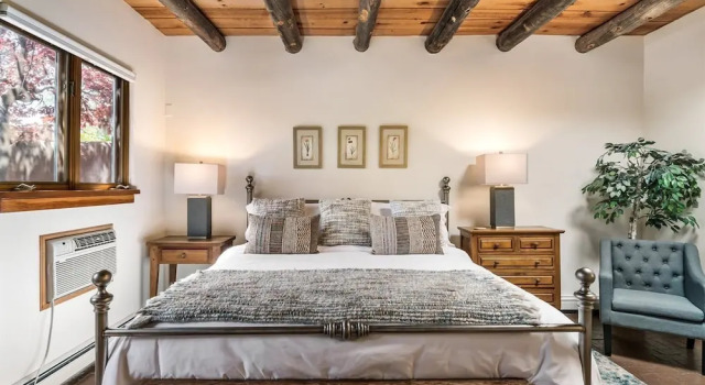 Коттедж Old Santa Fe Trail - Walk Everywhere, Kiva Fireplace, Amazing Natural Light