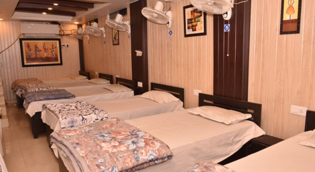 Кровать в общем номере Goroomgo Comfort Hostel Charbagh Lucknow