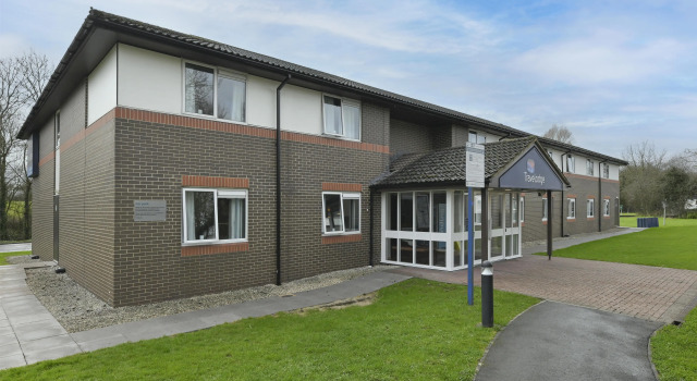 Travelodge Hotel - Chippenham Leigh Delamere M4 Eastbound, Book Hotel Chippenham Wiltshire