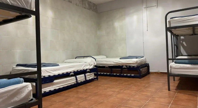 Кровать в общем номере Albergue La Estación