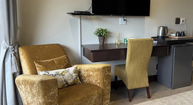 One O Eight Boutique Hotel, Забронировать Бутик-отель Бенони Гаутенг