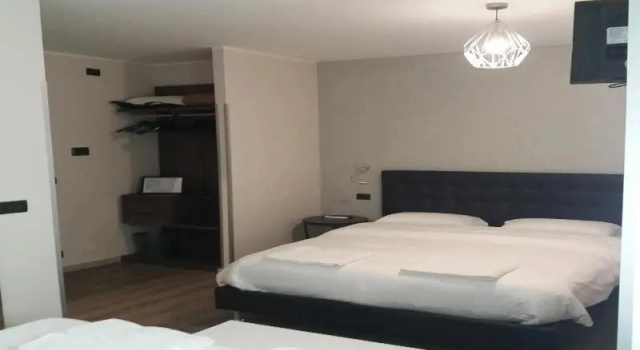 Трёхместный номер Comfort с балконом Hotel & Apartments " Perpoin "