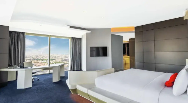 Двухместный люкс Mega V Hotel Dubai, Curio Collection by Hilton