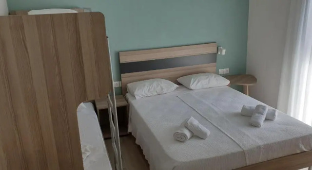 Chriselia 4, Book Hotel  