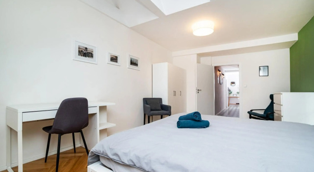Central, Spacious, Modern 5 Bedrm duplex w/Balcony