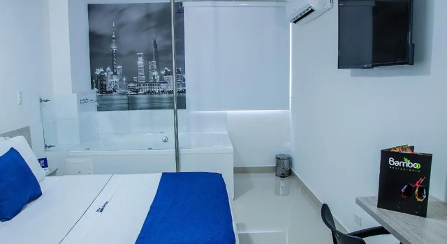 Люкс с гидромассажной ванной Hotel Laureles Plaza