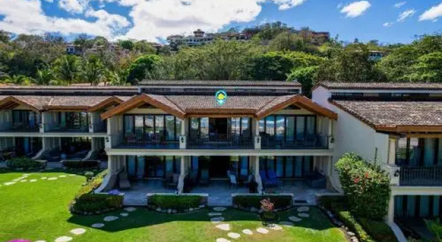 Beachfront Luxury condo with 2 swimming pool