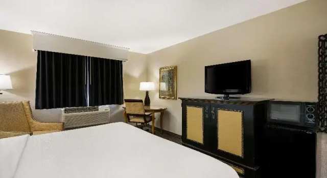 Номер Standard с балконом Revel Hotel Minot - SureStay Collection by Best Western