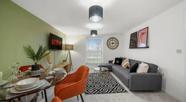 Stylish 2 Bedroom 2 Bathroom Apartment - 8 Minutes Drive to Central MK - with Free Parking & Smart TV by Yoko Property, Varaa Huoneisto Asunnot kohteessa Merseyside, Huoneisto