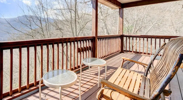 Коттедж с 4 комнатами с балконом Hot Tub, Decks & More! Serene Maggie Valley Home