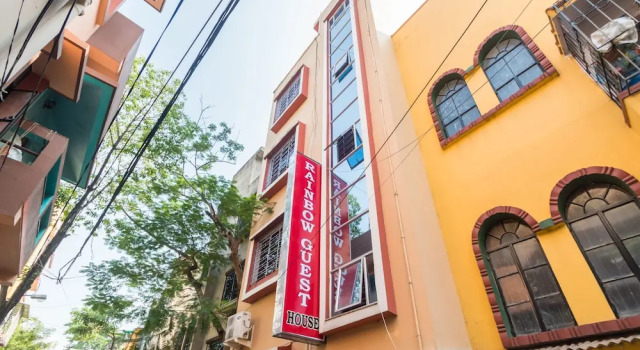 OYO Flagship 10079 Rainbow Guest House, Boek Pension Hotels in Jādabpur met parkeren, Parkeren