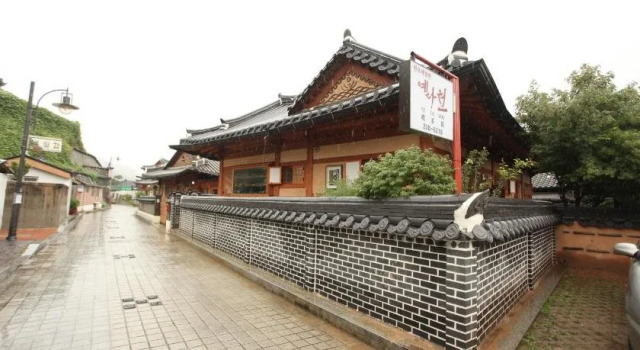 Jeonju Ye Da Won, Забронировать Отель Отели Чонджу с парковкой, рядом с Военное и полицейское кладбище Чонджу, Парковка