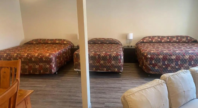 Кровать в общем номере Heidis Inn