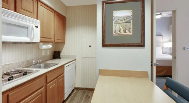Двухместный люкс c 1 комнатой с видом на бассейн Homewood Suites by Hilton San Diego-Del Mar