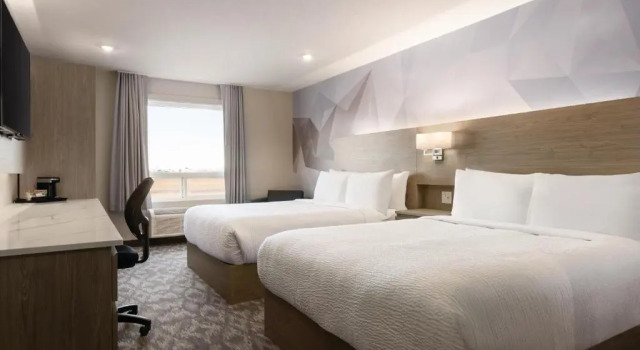 Четырёхместный номер Standard Days Inn by Wyndham Calgary North Balzac