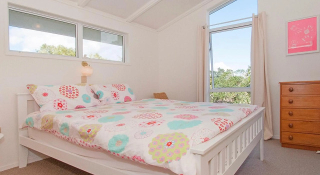 Perfect on Pleasant - Pauanui Holiday Home, Rezerwuj Hotel Hotele w Auckland Region z parkingiem, Parking