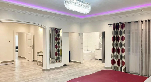 Апартаменты с балконом 2 Bed Apartment Sleeps 4 - Jacuzzi, Parking, Wifi