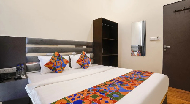 Номер Deluxe FabHotel Freedom International