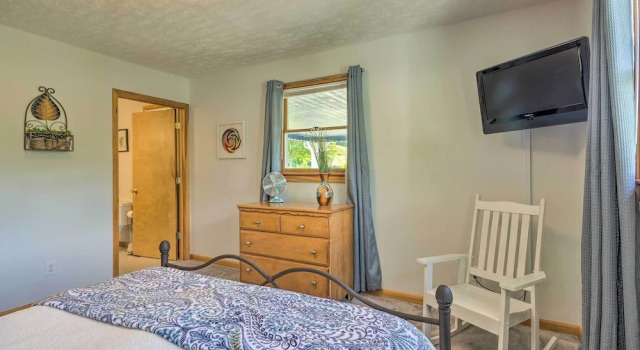 Maggie Valley House w/ Mtn Views - 1 Mi to DT, Забронировать Отель Отели Мегги-Вэлли с парковкой, рядом с Maggie Valley Festival Grounds, Парковка