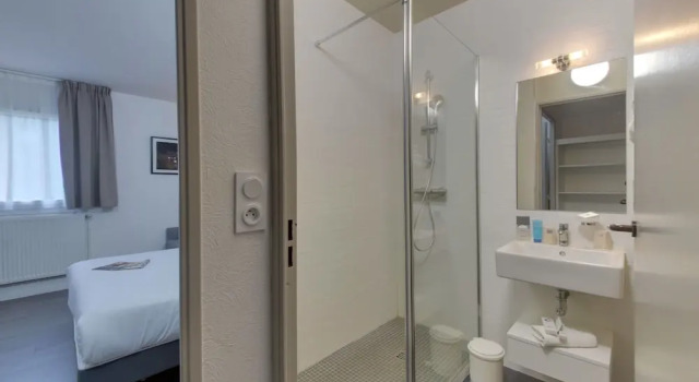 Номер Comfort Hotel The Originals Bernay Acropole