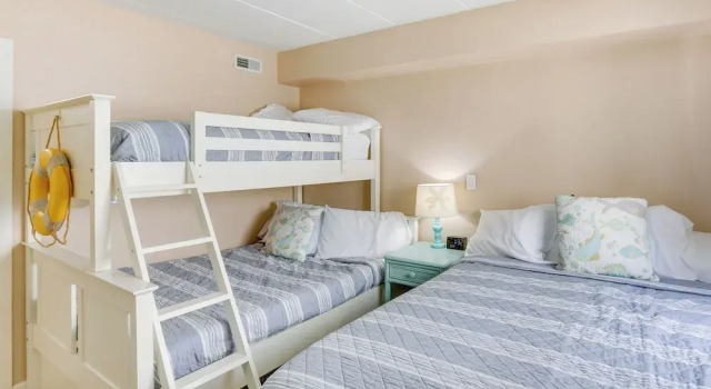 Wildwood Condo w/ Community Pool: Walk to Beach!