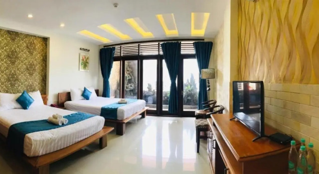 Четырёхместный номер Standard Whale Hotel