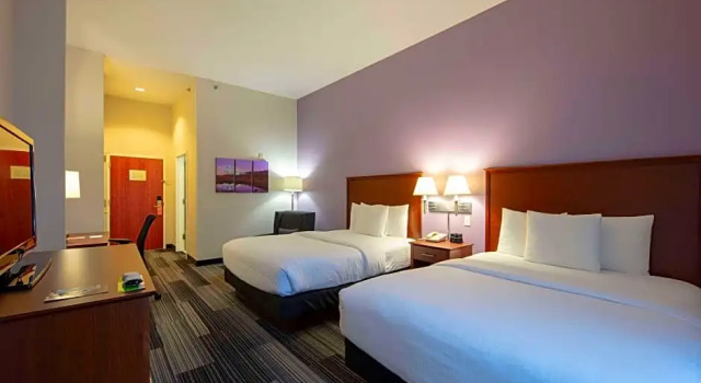 Двухместный семейный номер Deluxe La Quinta Inn & Suites by Wyndham Springfield Airport Rte 66