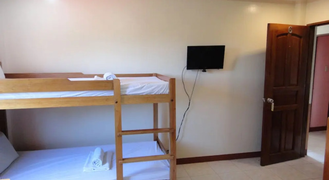 Кровать в общем номере Balayong Pension