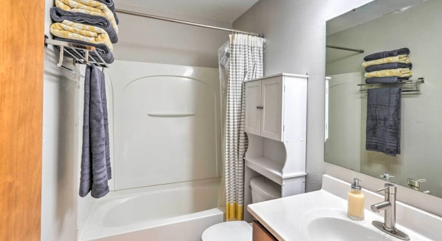 Апартаменты Lovely Iowa City Townhome ~ 3 Mi to Dtwn