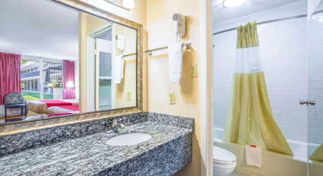 Четырёхместный номер Standard Econo Lodge Cave City