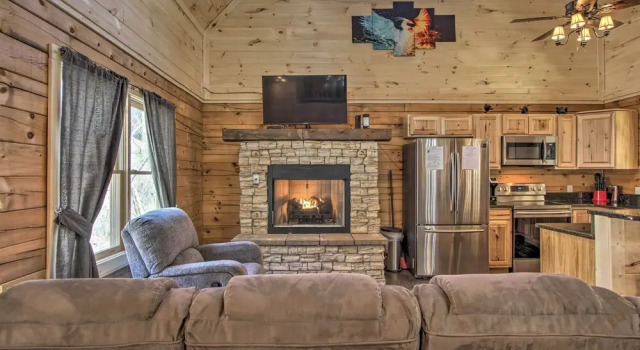 'the Phoenix' Cabin w/ Hot Tub in Gatlinburg!