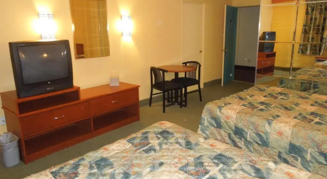 Четырёхместный номер Standard Bay Shore Inn