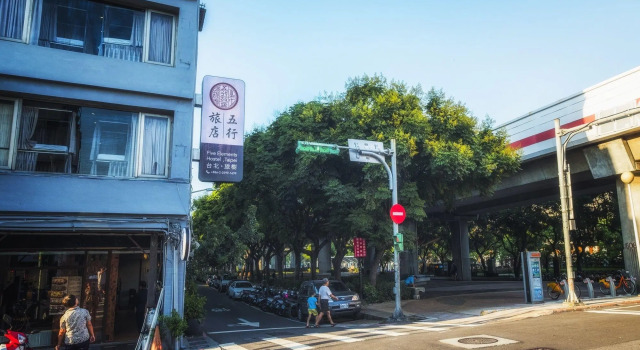 Corner Hostel & Cafe