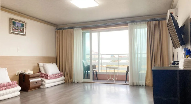 Номер Standard с балконом Jeju Ocean Family Hotel