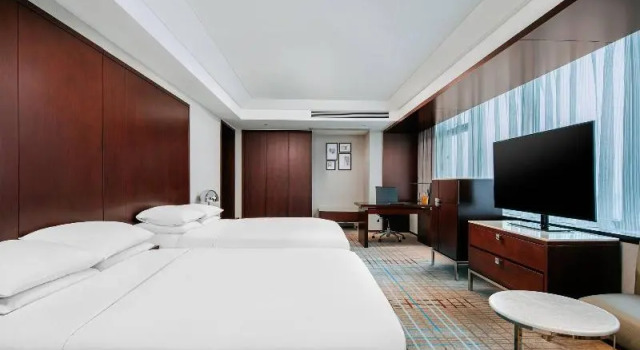 Четырёхместный номер Guest City View Renaissance Shanghai Zhongshan Park Skyline Hotel